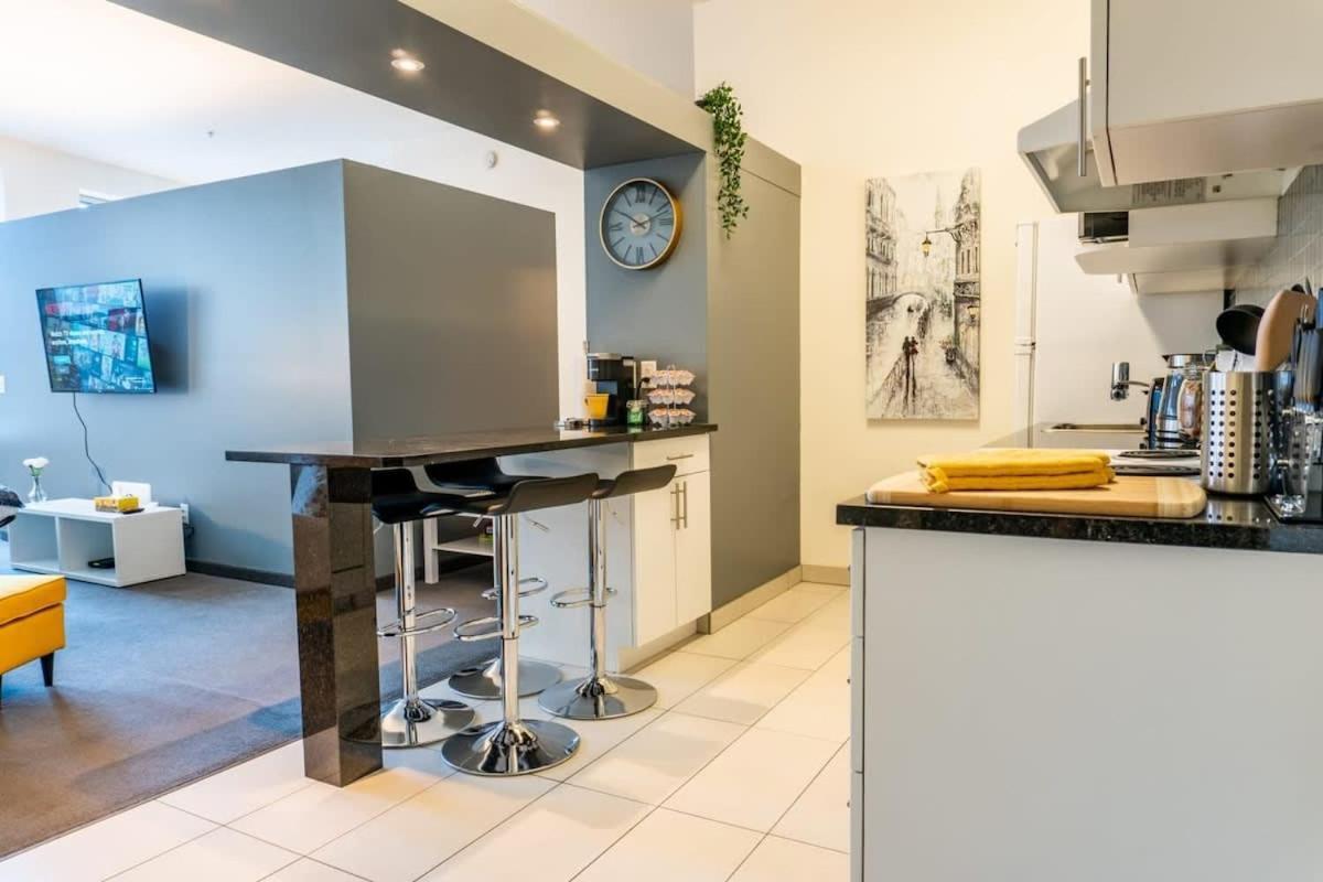 Apartment New Listing Luxurious Downtown Loft Heated Parking Rooftop Patio Bbq Gym Coffee *
