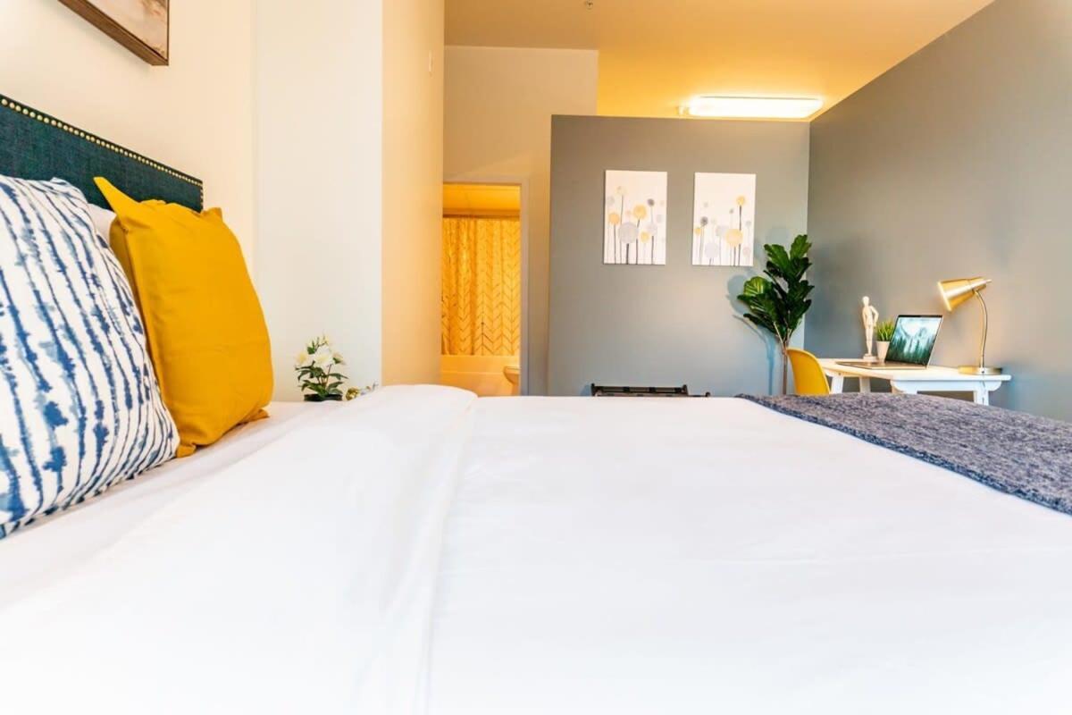 Apartment New Listing Luxurious Downtown Loft Heated Parking Rooftop Patio Bbq Gym Coffee Winnipeg
