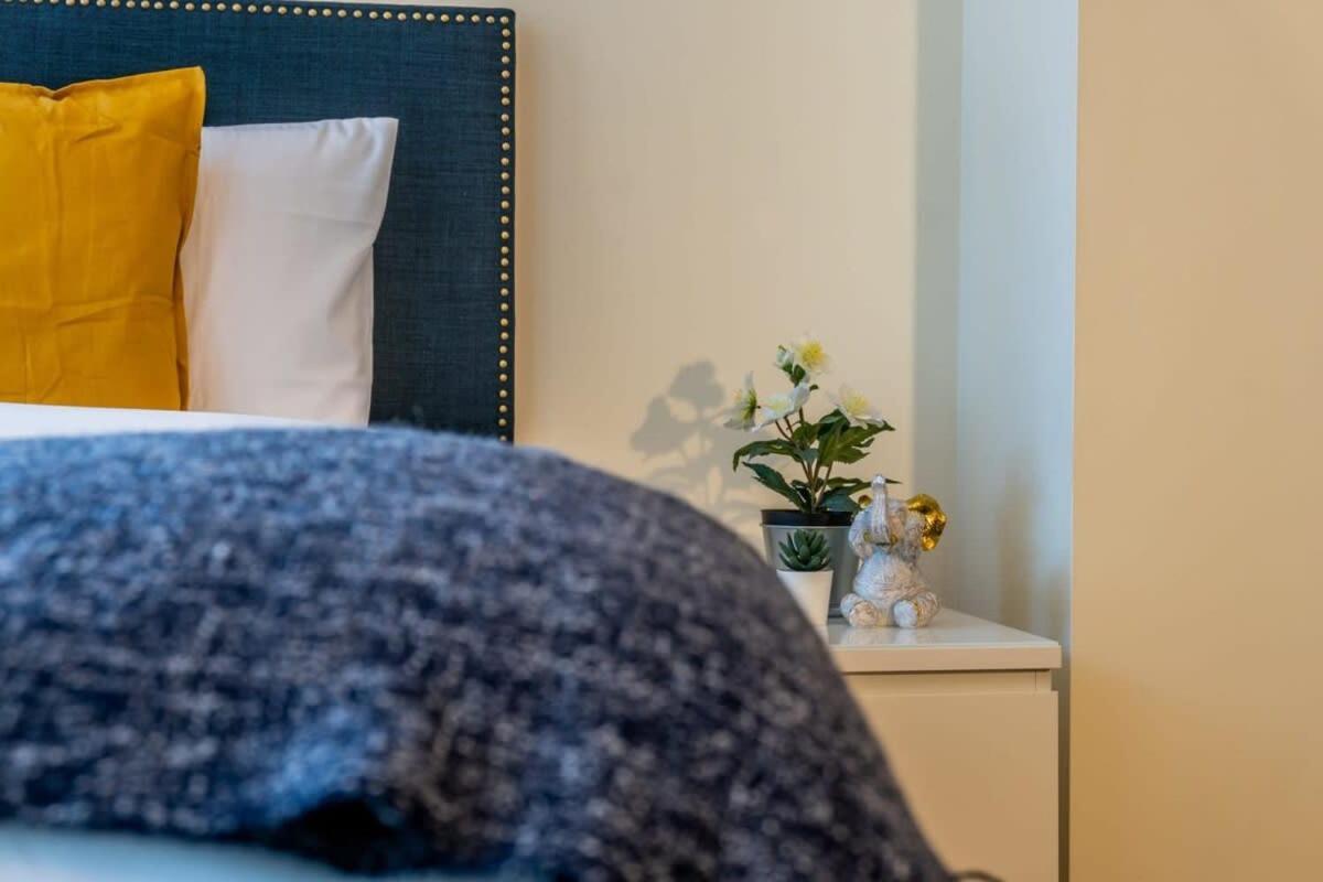 Apartment New Listing Luxurious Downtown Loft Heated Parking Rooftop Patio Bbq Gym Coffee