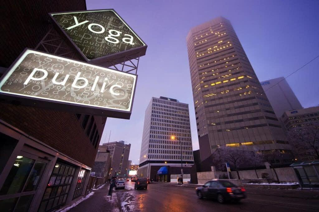 Apartment New Listing Luxurious Downtown Loft Heated Parking Rooftop Patio Bbq Gym Coffee