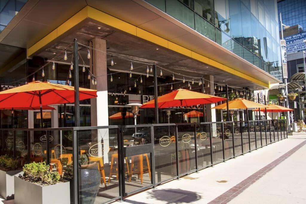 New Listing Luxurious Downtown Loft Heated Parking Rooftop Patio Bbq Gym Coffee Apartment *