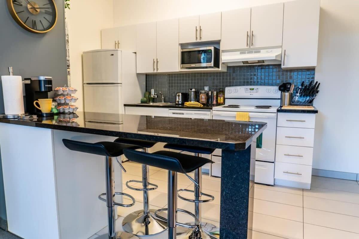 Apartment New Listing Luxurious Downtown Loft Heated Parking Rooftop Patio Bbq Gym Coffee