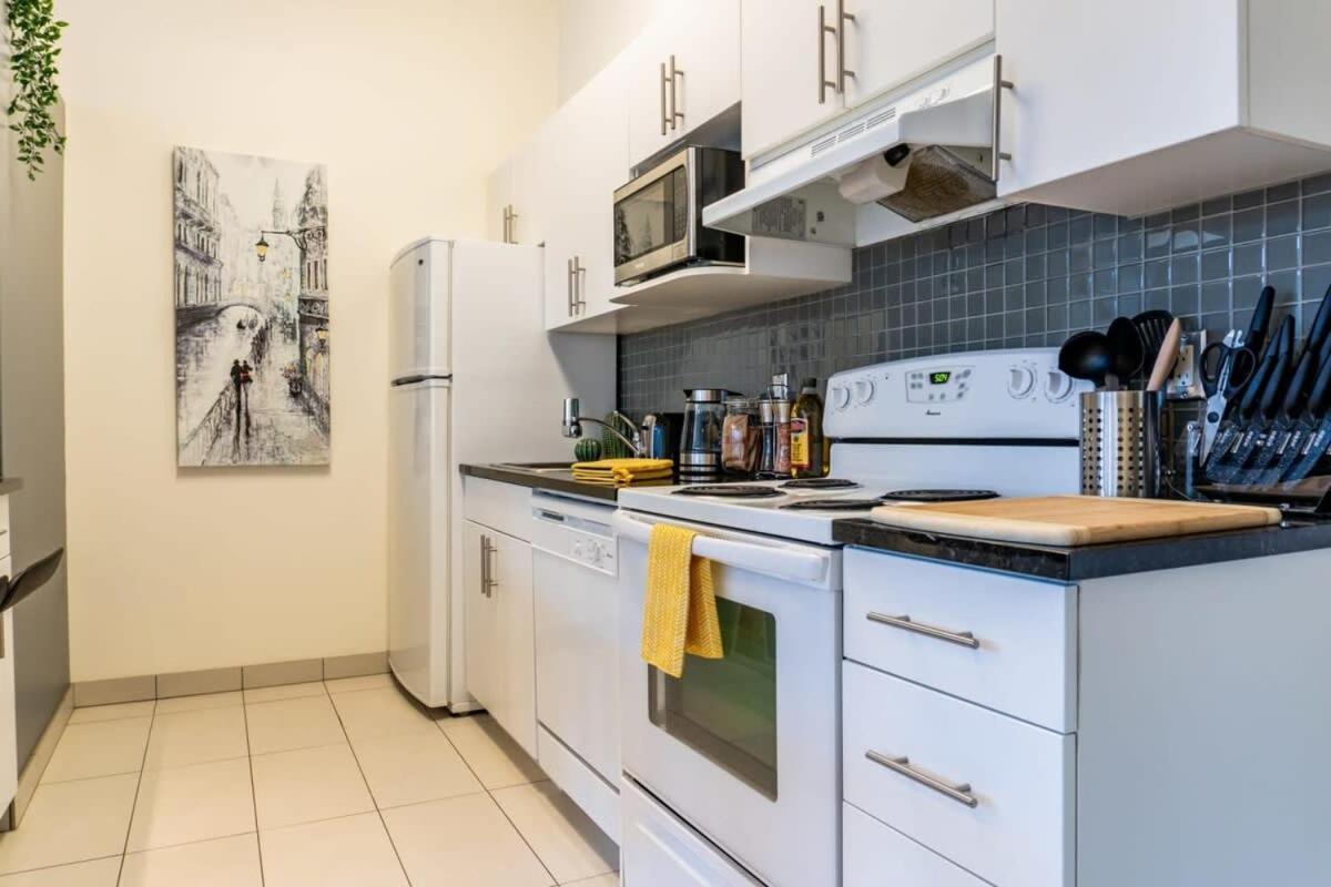 New Listing Luxurious Downtown Loft Heated Parking Rooftop Patio Bbq Gym Coffee Apartment